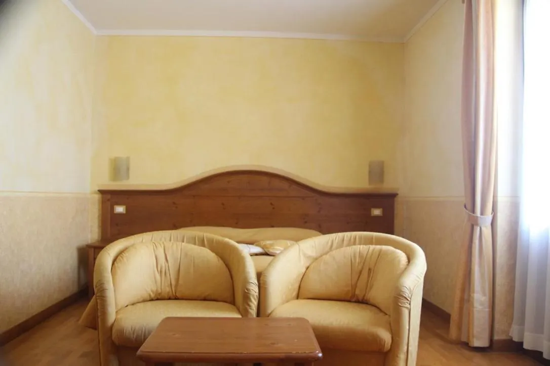 Albergo Sole San Zeno di Montagna 3*,